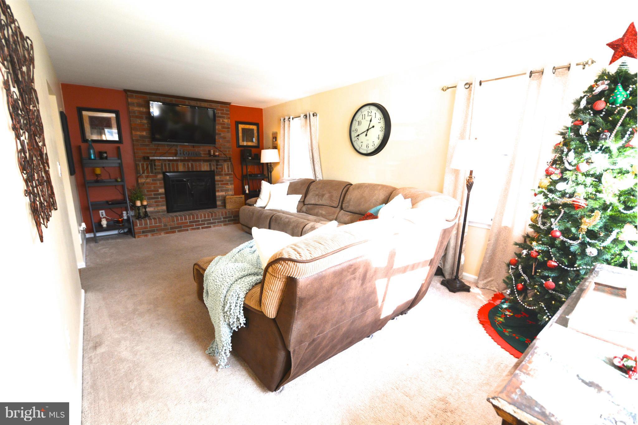 1912 Arundel Road Pasadena, MD 21122 - Photo 10 of 30 Living Room