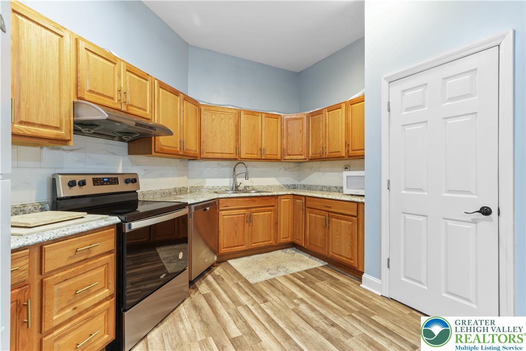 1007 Hampstead Road Bushkill, PA 18324 - Photo 32 of 72 A well-appointed kitchen features ample wood cabinetry, granite counters, and modern stainless steel appliances.