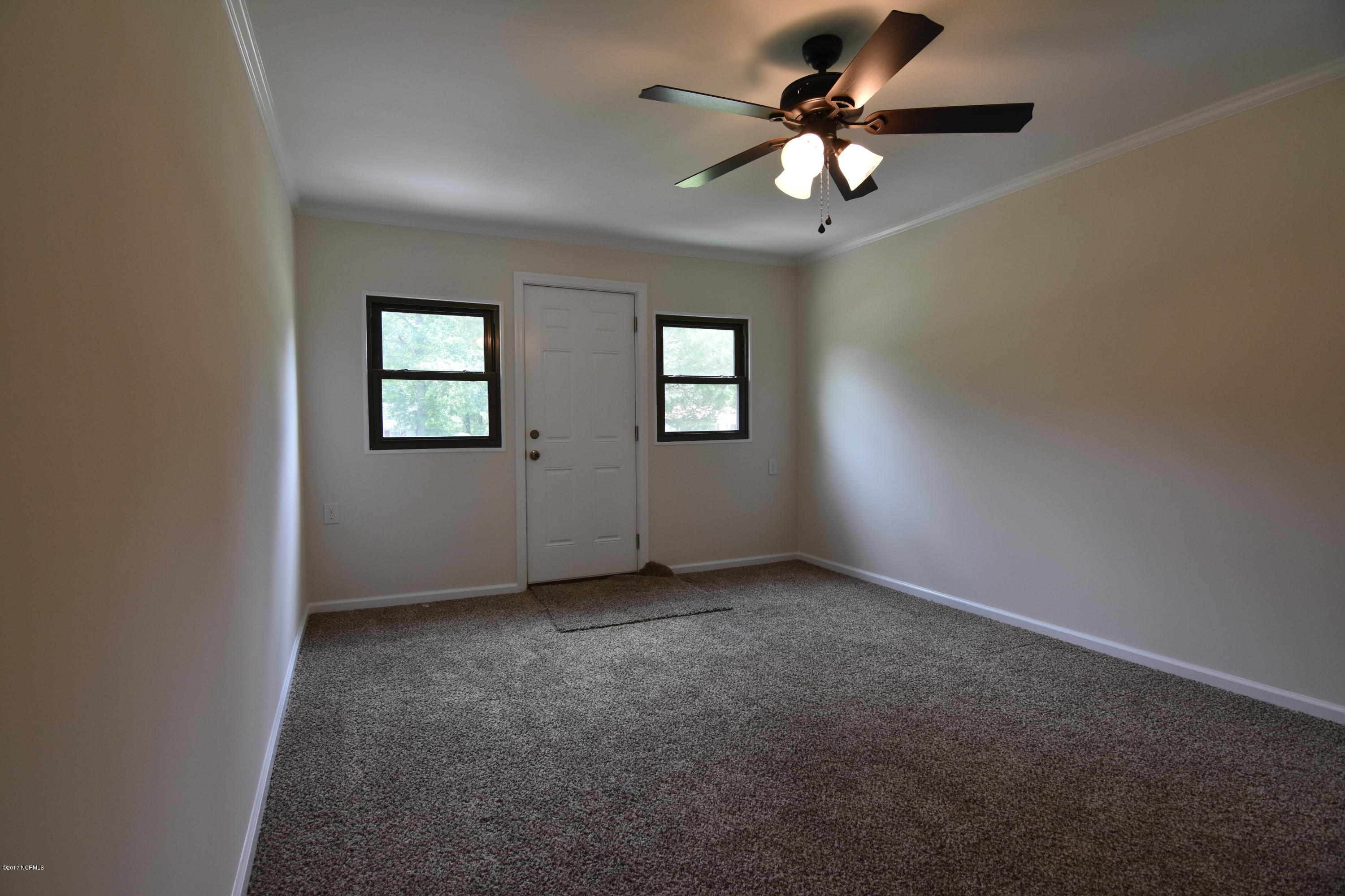 170 Chips Road Vanceboro, NC 28586 - Photo 14 of 23 Living Room