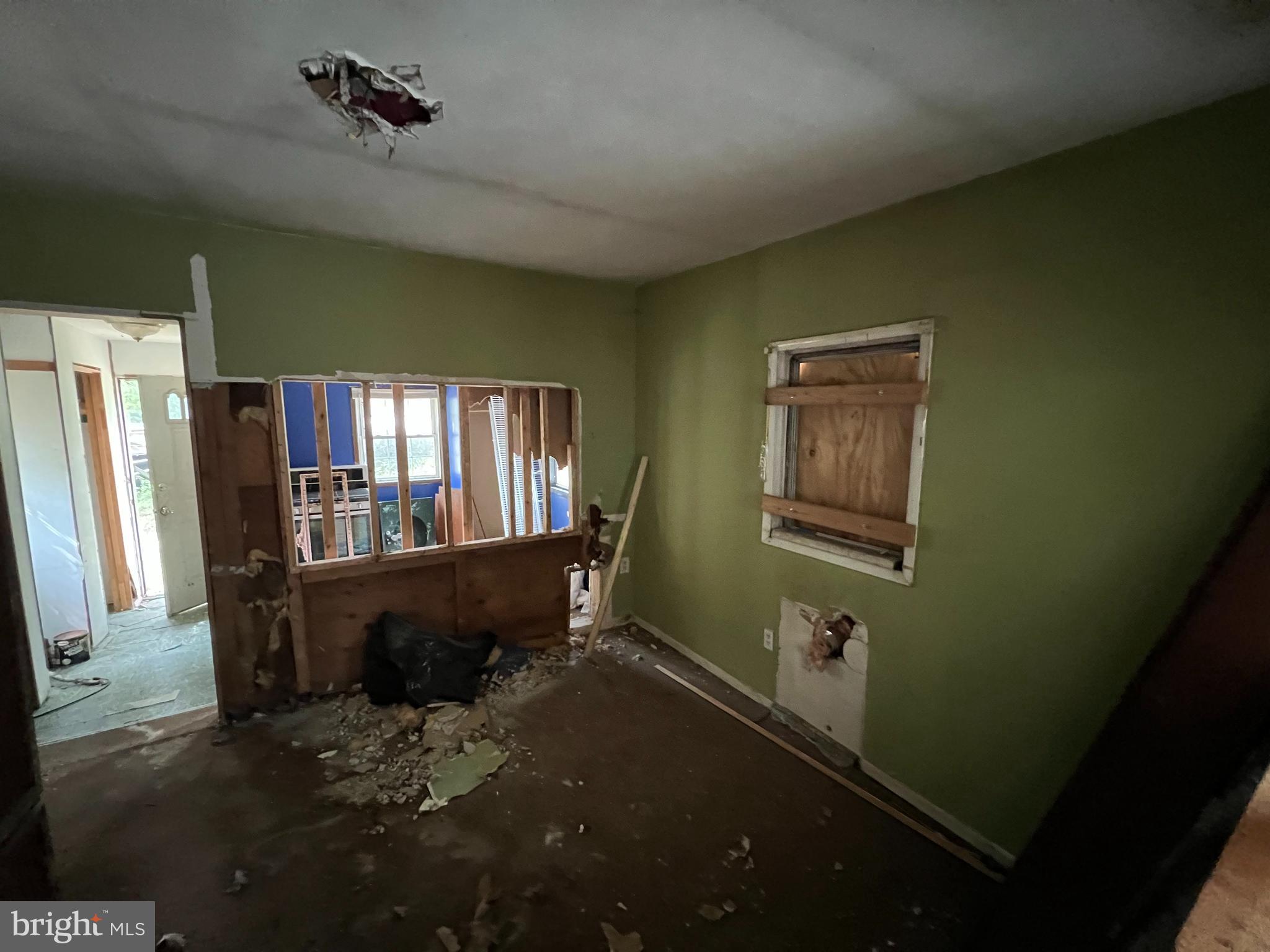 174 New Brooklyn Road Berlin, NJ 08009 - Photo 13 of 34 a living room with furniture and a window