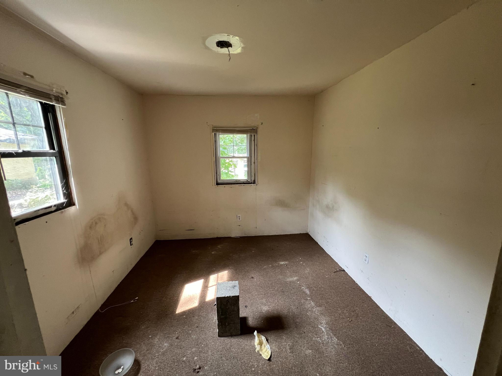 174 New Brooklyn Road Berlin, NJ 08009 - Photo 6 of 34 a view of empty room with windows
