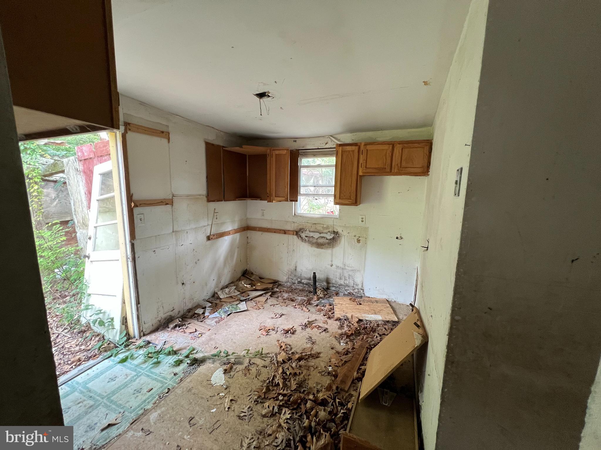 174 New Brooklyn Road Berlin, NJ 08009 - Photo 10 of 34 a bedroom with a bed and a window