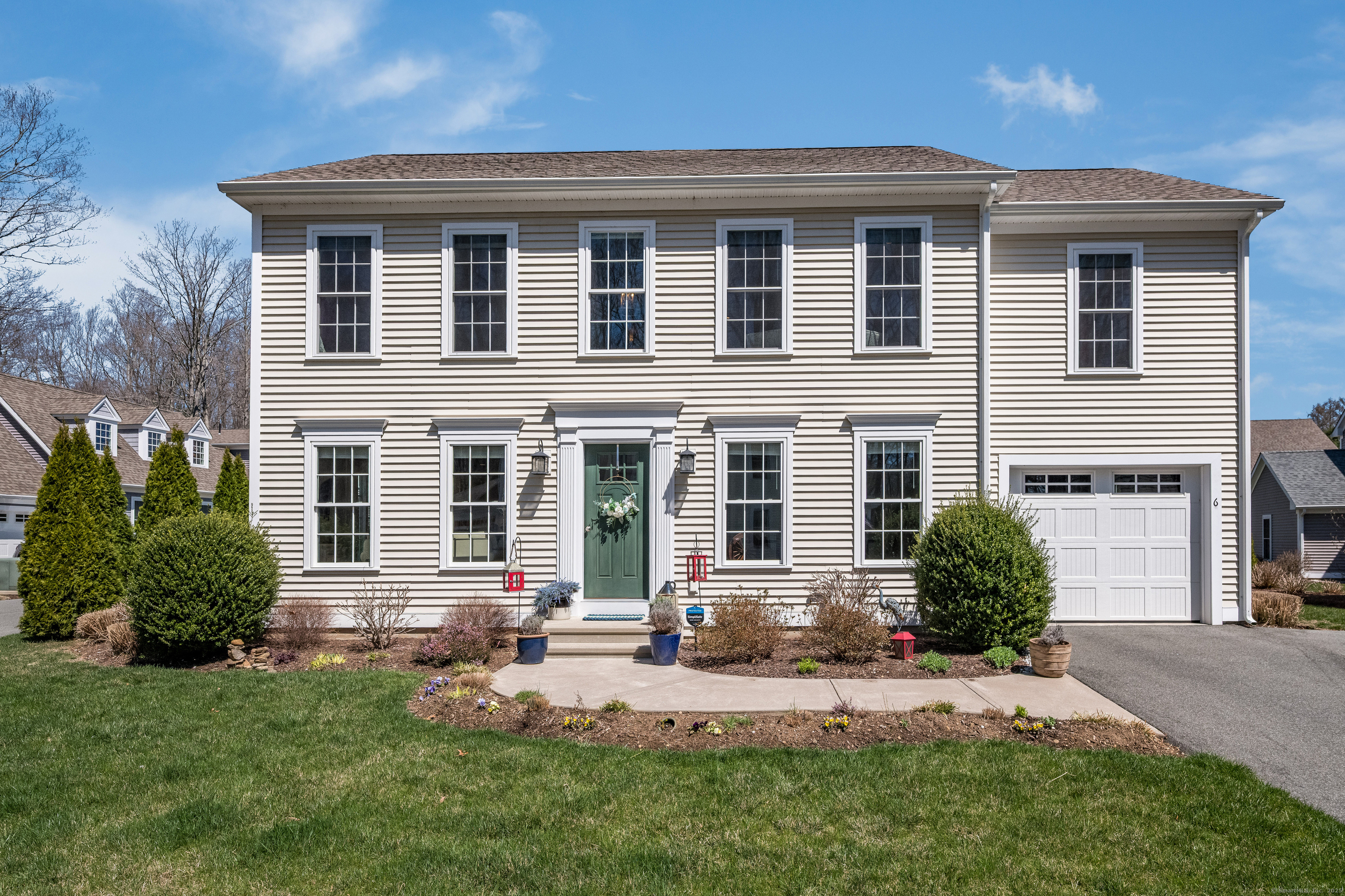 Welcome to stress free living in Redwood Common.