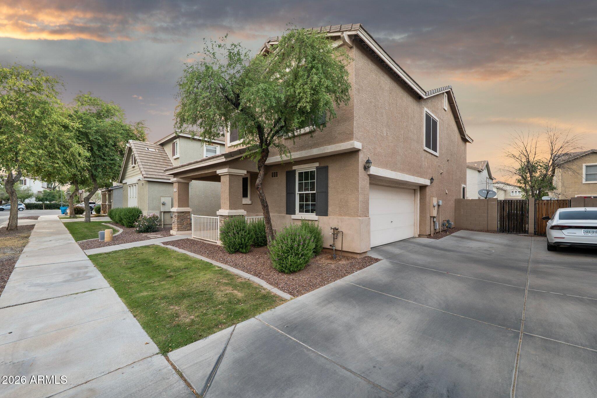 2226 East Fraktur Road Phoenix, AZ 85040 - Photo 21 of 68 Driveway