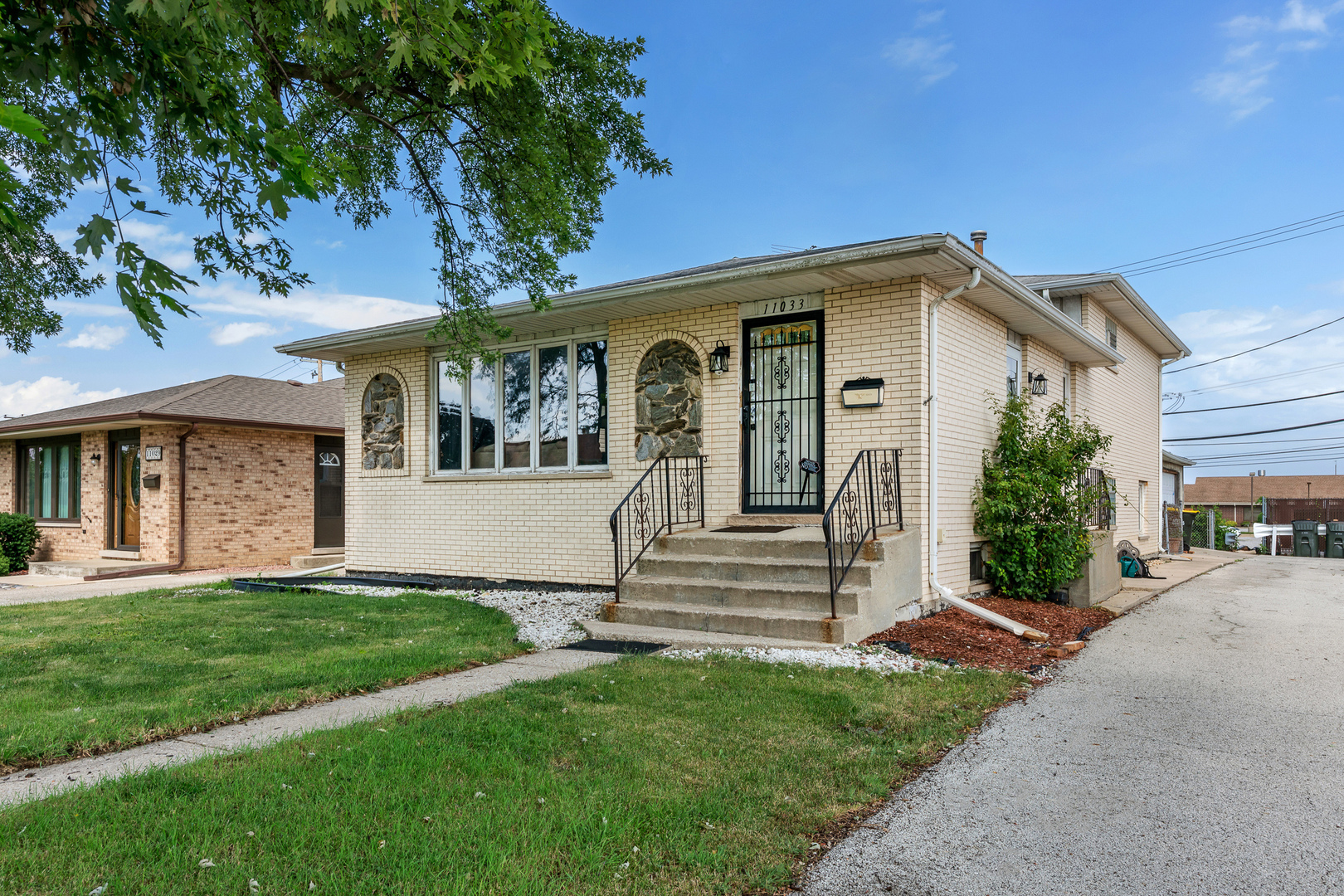 11033 Parkside Avenue Chicago Ridge, IL 60415 - Photo 2 of 32