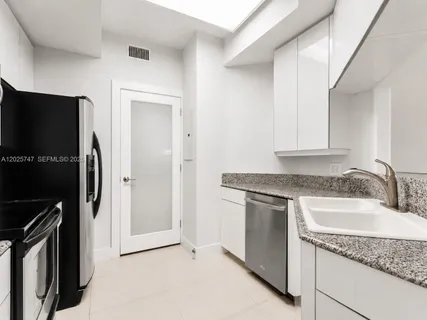 $620,000 | 888 Brickell Key Drive, Unit 1002, Miami, FL 33131