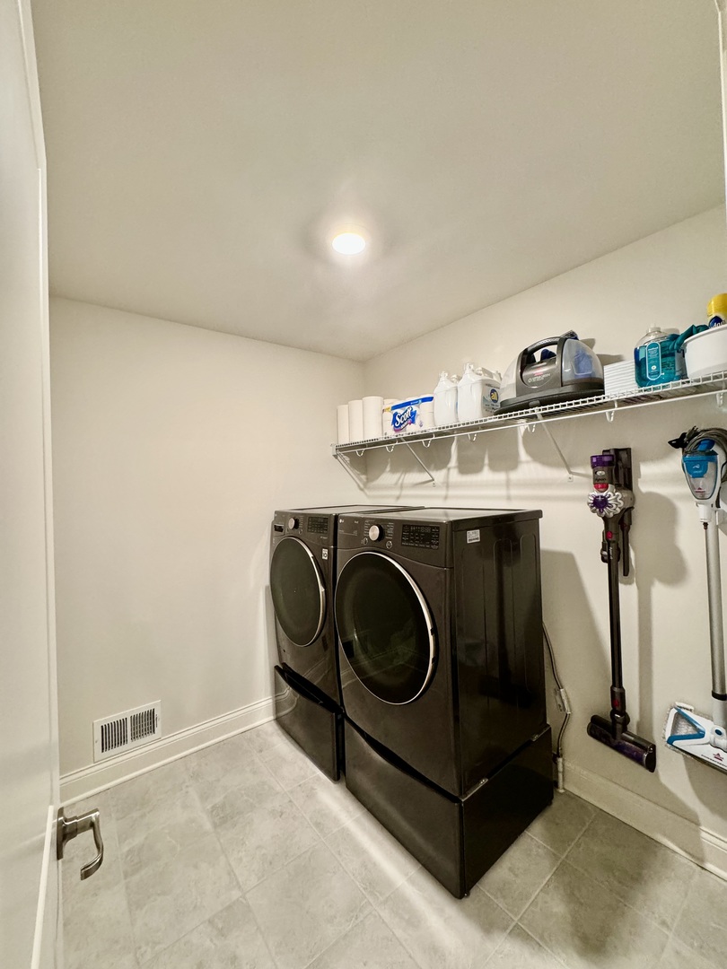 3626 Edelweiss Road Elgin, IL 60124 - Photo 18 of 28 a utility room with dryer and washer