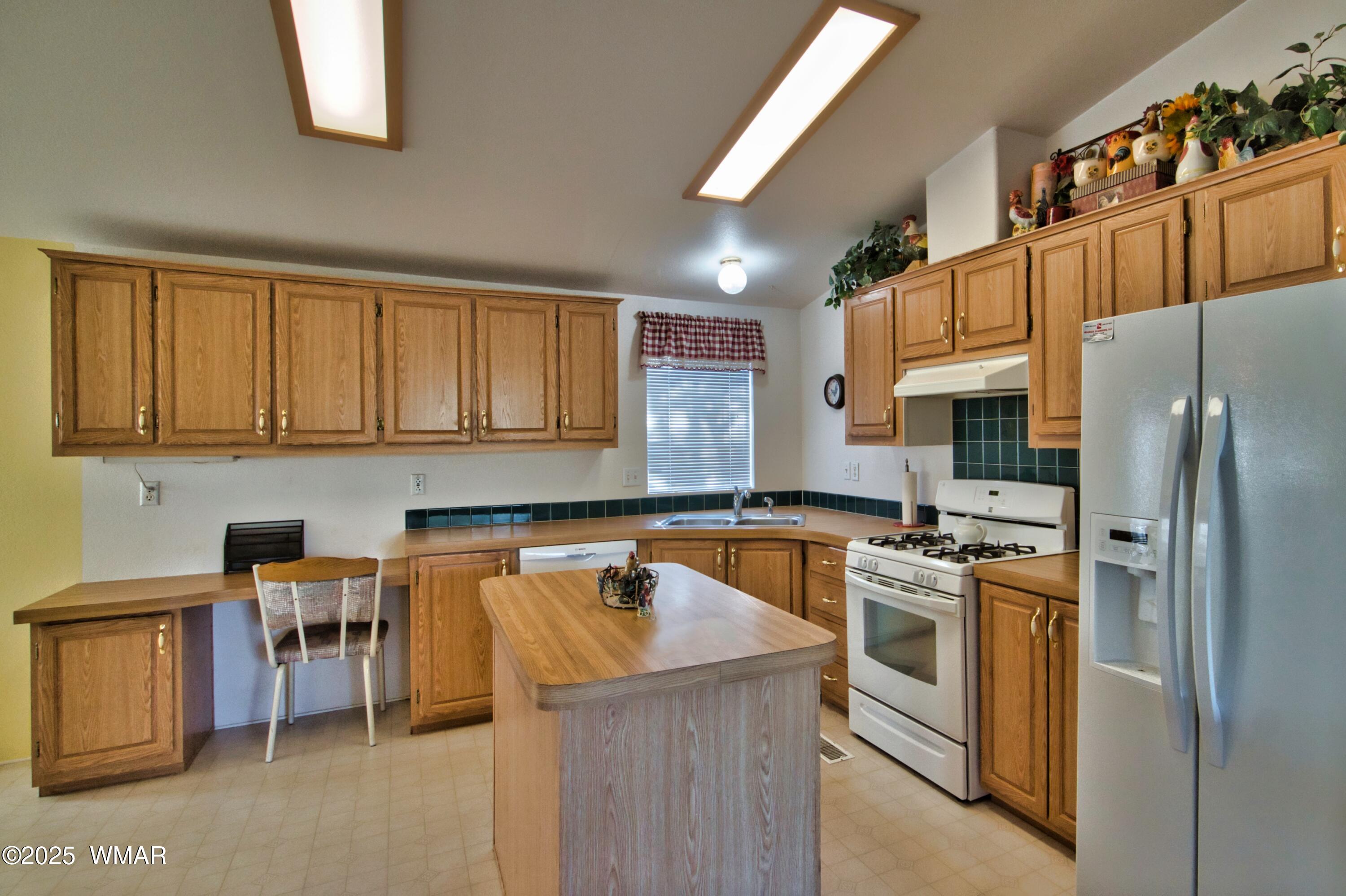 180 Timber Ridge Loop Show Low, AZ 85901 - Photo 19 of 61 Kitchen