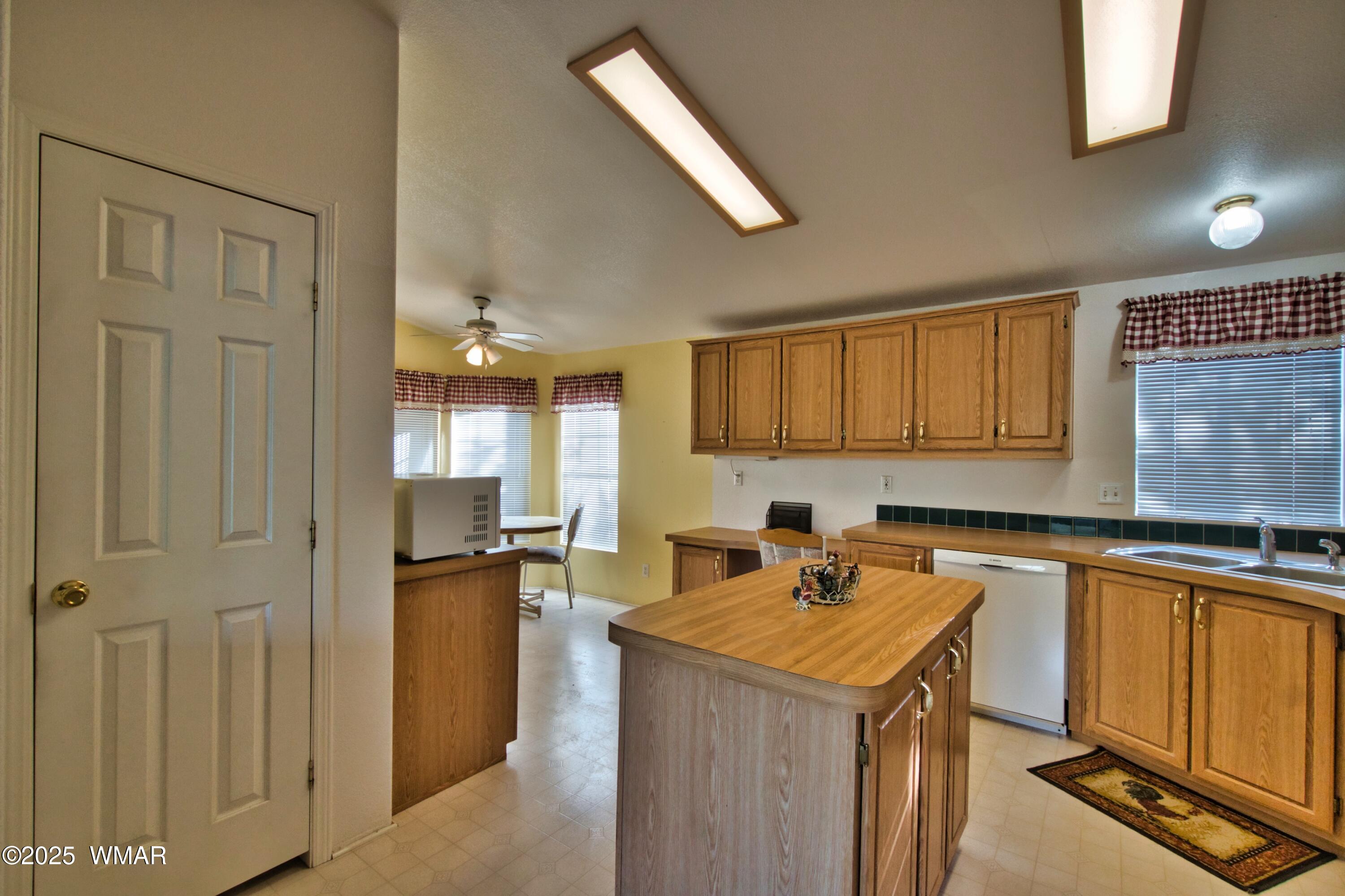 180 Timber Ridge Loop Show Low, AZ 85901 - Photo 20 of 61 Kitchen
