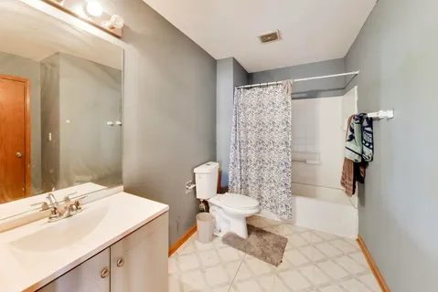 $435,000 | 1669 Montclair Drive, Elgin, IL 60123