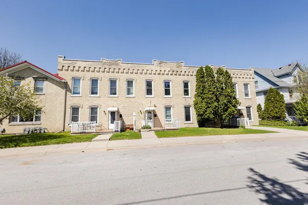 $1,595 | 224 Margaret Street, Watertown, WI 53098