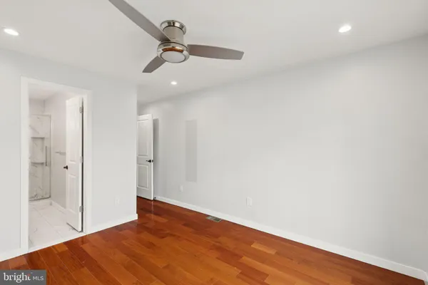 a view of a big room with wooden floor and closet in a room