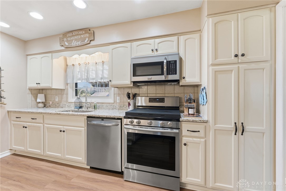 2945 Ashlar Drive Springfield, OH 45503 - Photo 6 of 20 This bright kitchen features modern stainless steel appliances and abundant cabinetry.