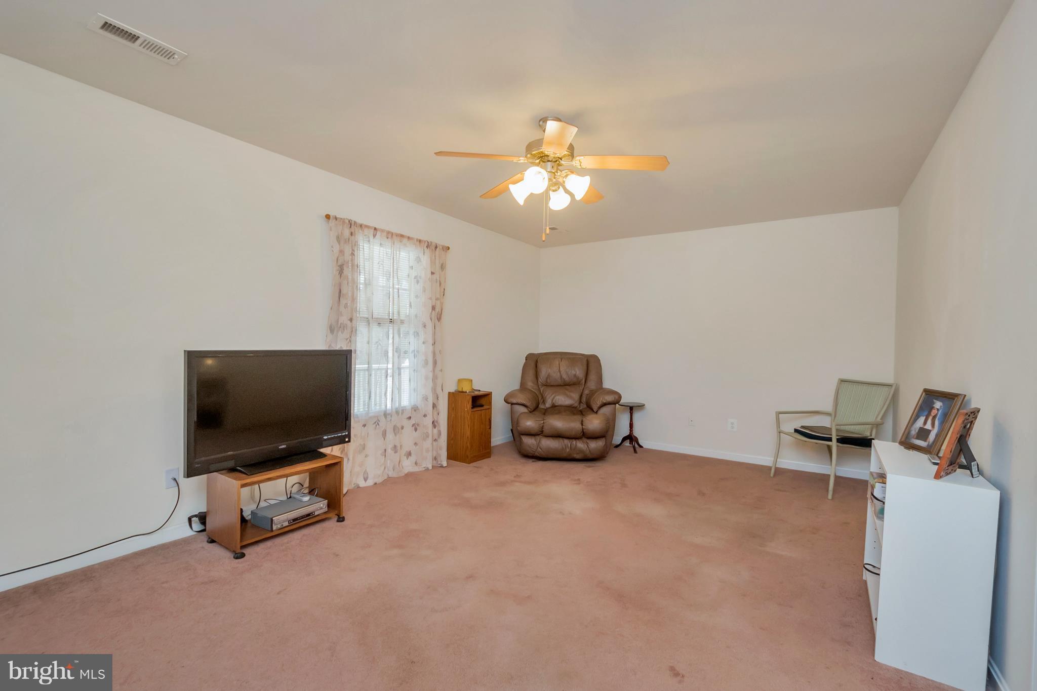 29482 Secretariat Road Ruther Glen, VA 22546 - Photo 6 of 27 Living Room