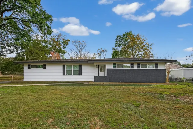 a view of a house with a yard