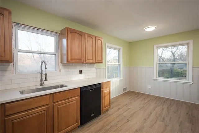 $299,450 | 9 Northwest Englewood Court, Gladstone, MO 64118