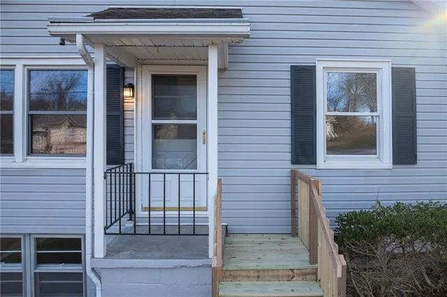 $299,450 | 9 Northwest Englewood Court, Gladstone, MO 64118