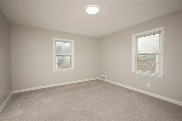 $299,450 | 9 Northwest Englewood Court, Gladstone, MO 64118