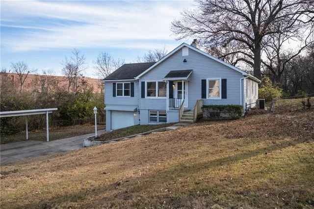 $299,450 | 9 Northwest Englewood Court, Gladstone, MO 64118