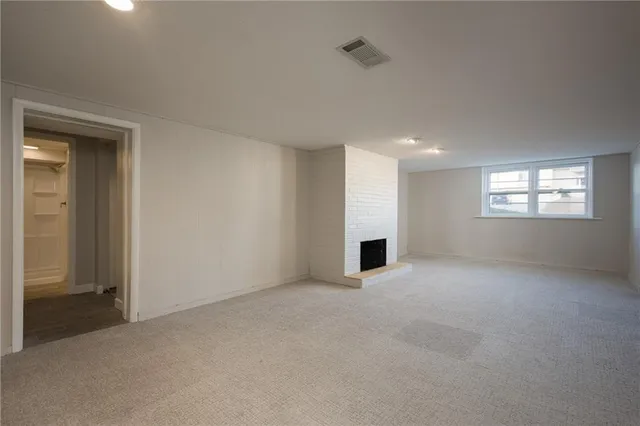 $299,450 | 9 Northwest Englewood Court, Gladstone, MO 64118