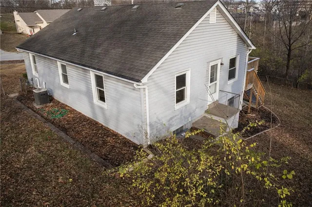 $299,450 | 9 Northwest Englewood Court, Gladstone, MO 64118