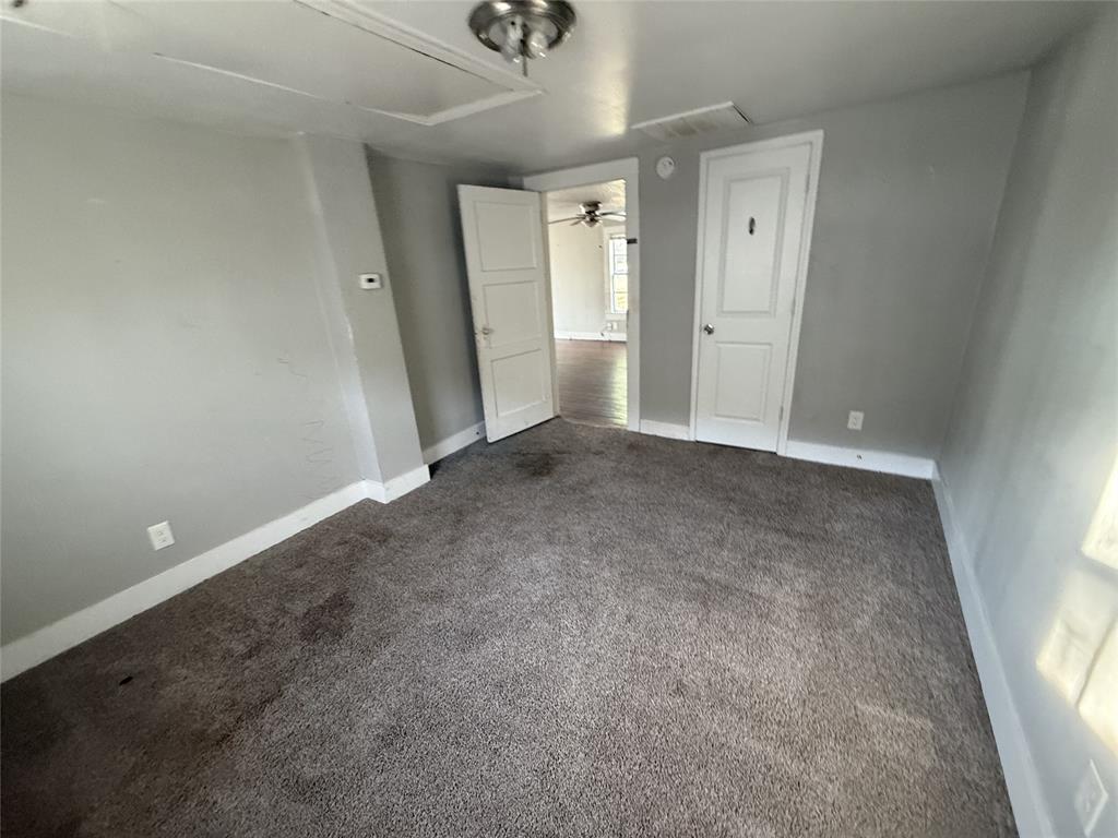 402 West 4th Street, Unit 1 Kaufman, TX 75142 - Photo 11 of 18 an empty room with closet and mirror