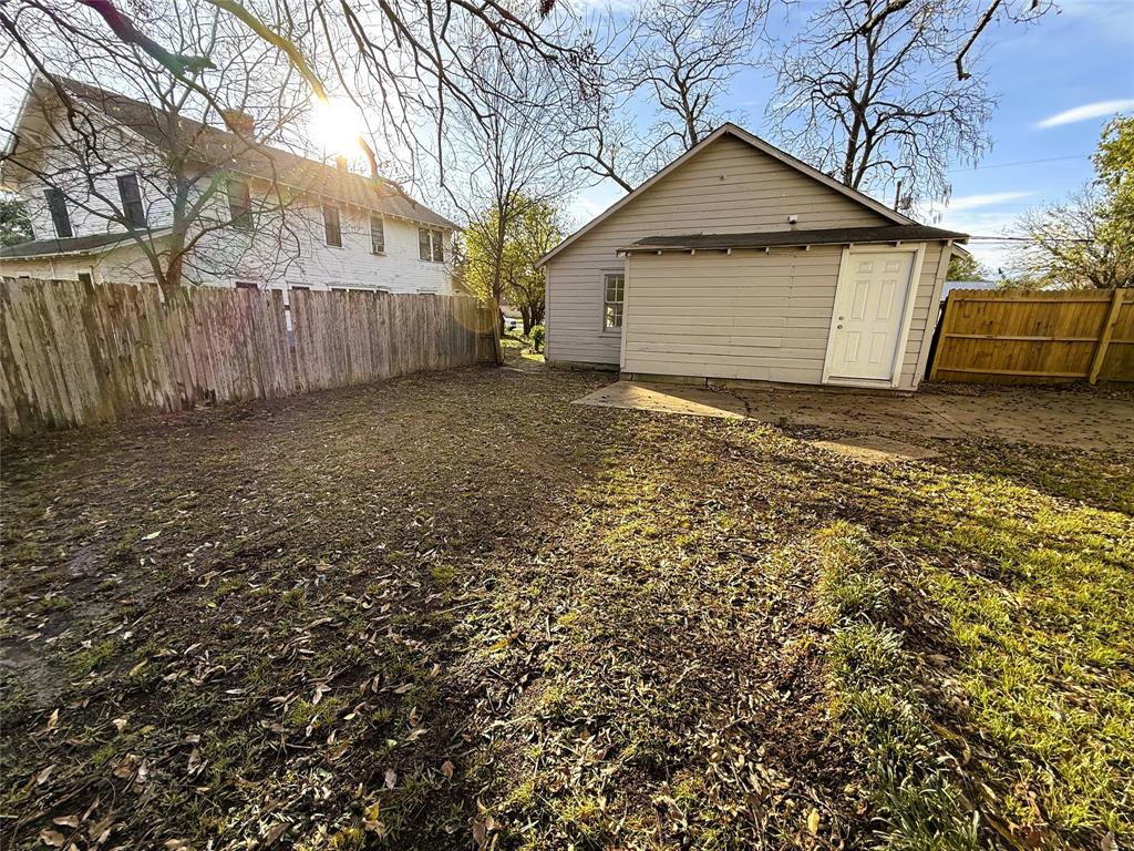 402 West 4th Street, Unit 1 Kaufman, TX 75142 - Photo 16 of 18 a view of a house with a yard