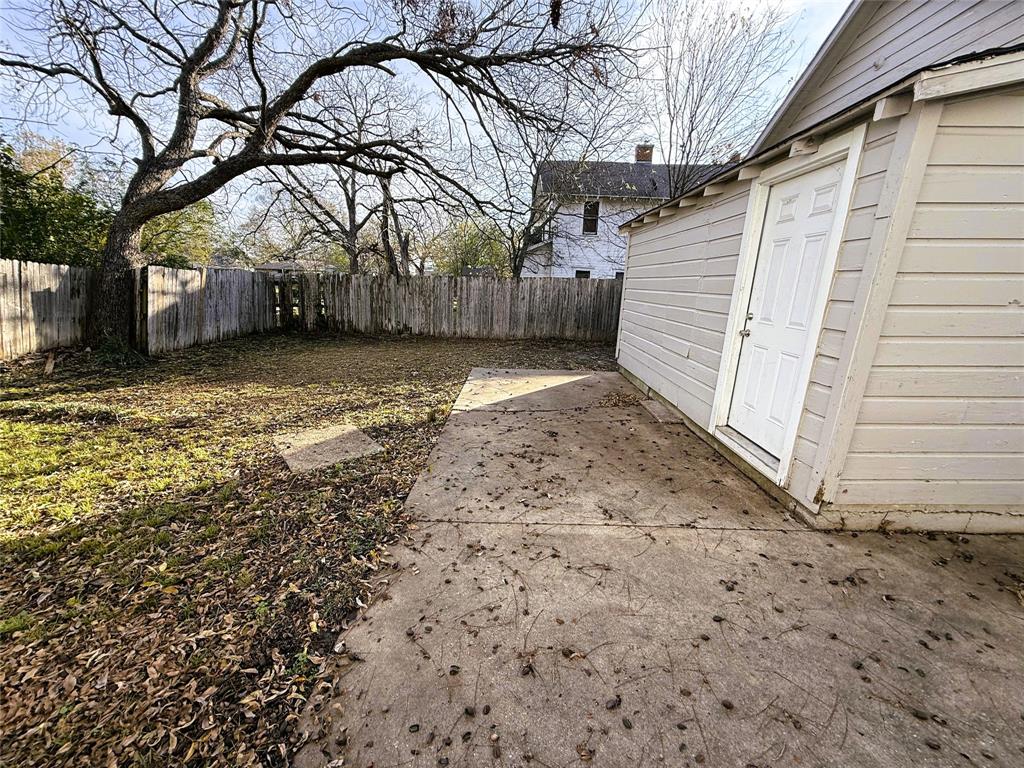 402 West 4th Street, Unit 1 Kaufman, TX 75142 - Photo 18 of 18 a backyard of a house with a large tree