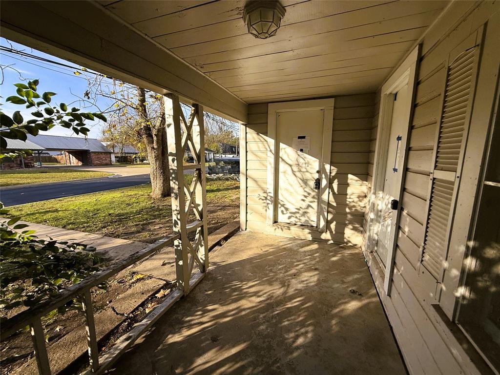 402 West 4th Street, Unit 1 Kaufman, TX 75142 - Photo 2 of 18 a view of a porch of the house