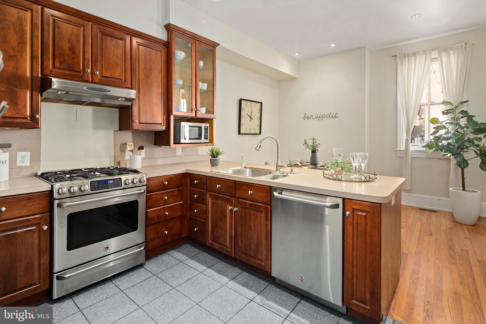 1431 R Street Northwest Washington, DC 20009 - Photo 10 of 37