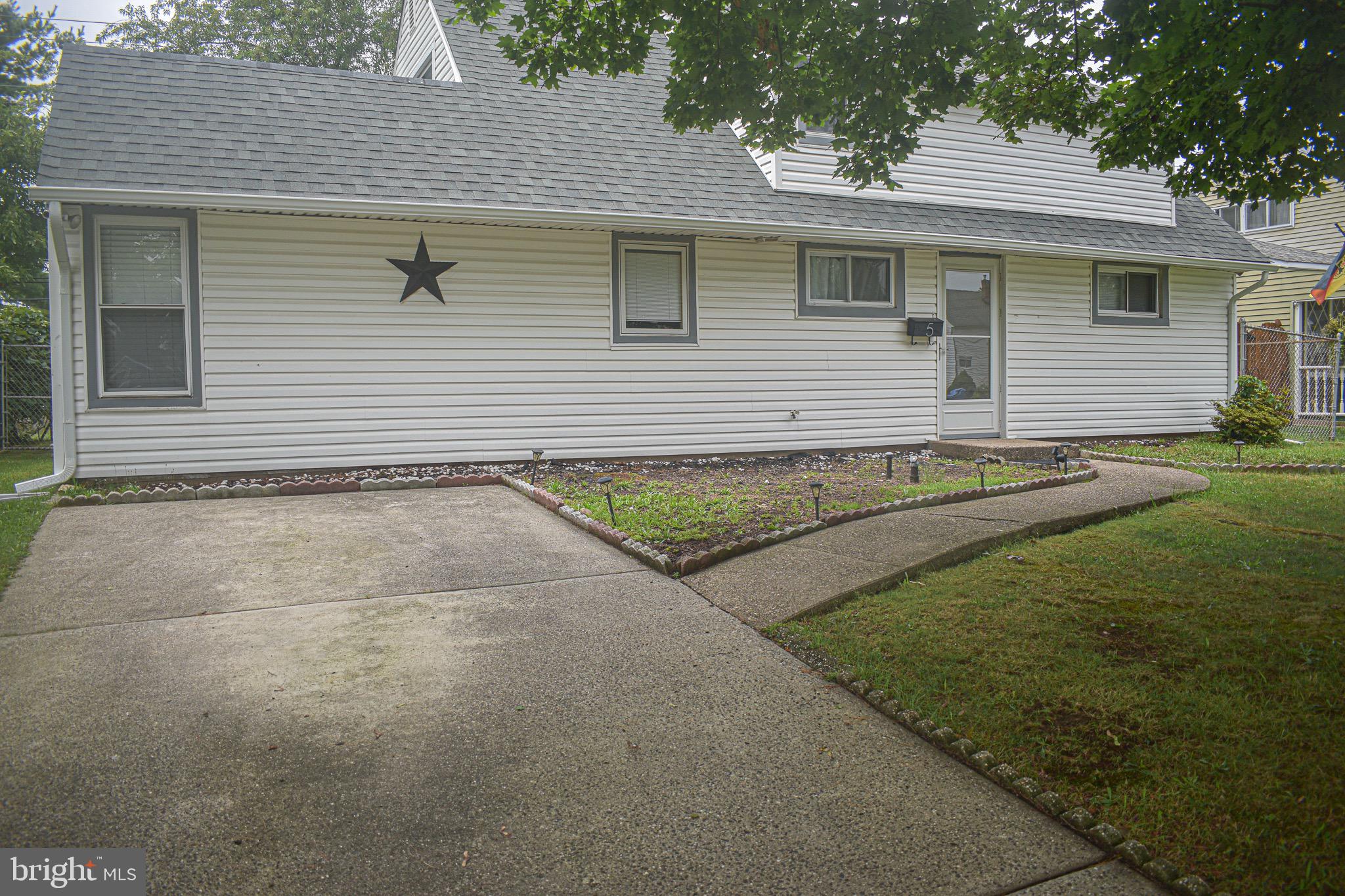 5 Goldengate Road Levittown, PA 19057 - Photo 2 of 24 Gallery Image 2