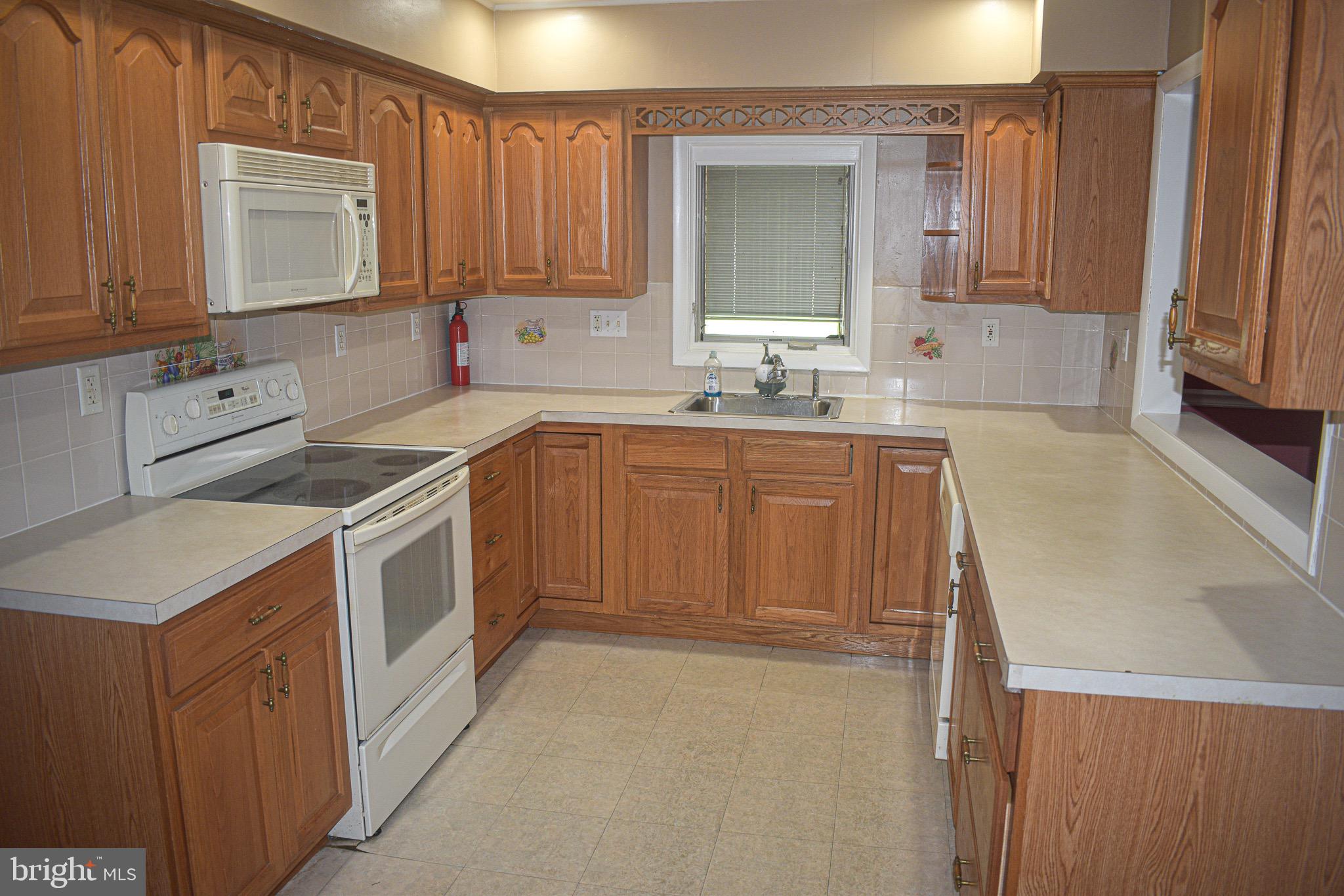 5 Goldengate Road Levittown, PA 19057 - Photo 6 of 24 Gallery Image 6