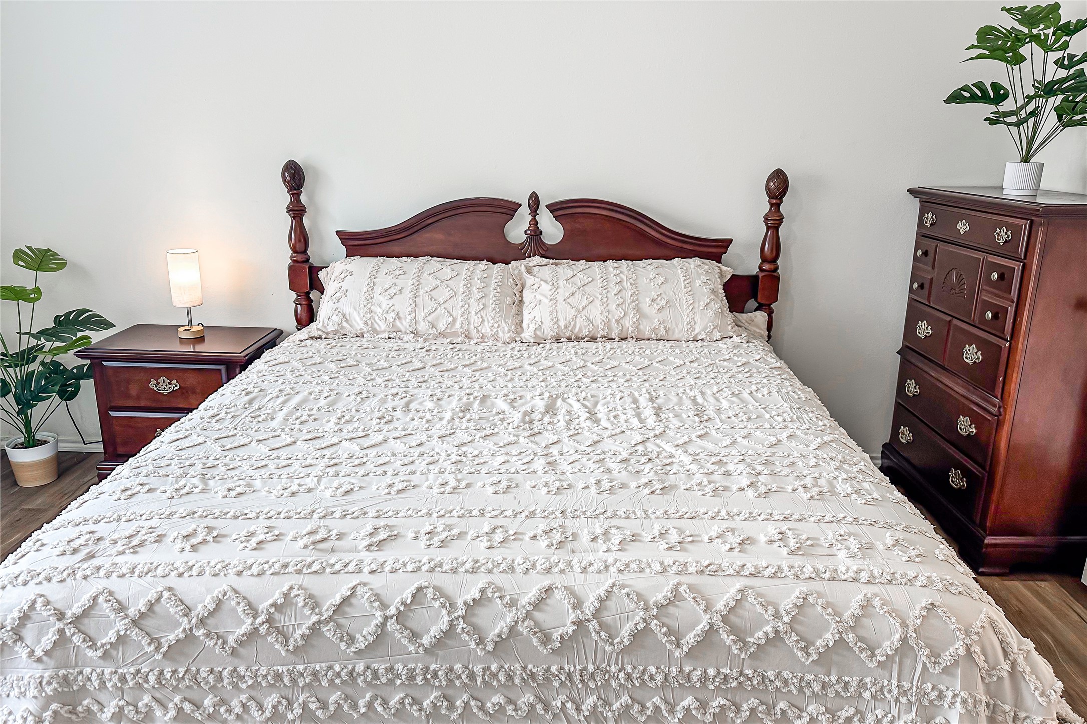 12426 Gershwin Oak Street Houston, TX 77089 - Photo 2 of 12 a large bed sitting in a bedroom next to a small yard