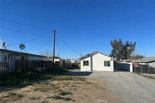 a view of a house with a backyard