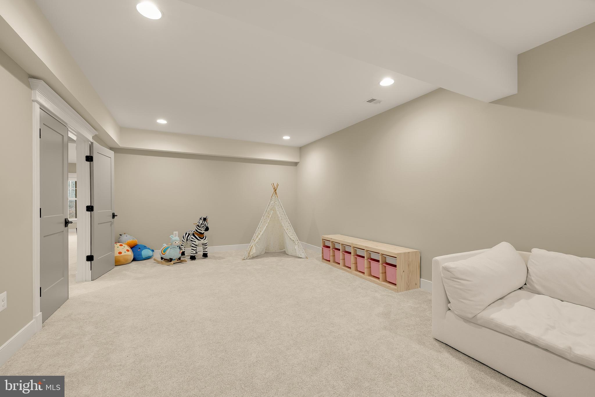 12650 Popes Head Road Clifton, VA 20124 - Photo 51 of 69 a room with a bed and a couch