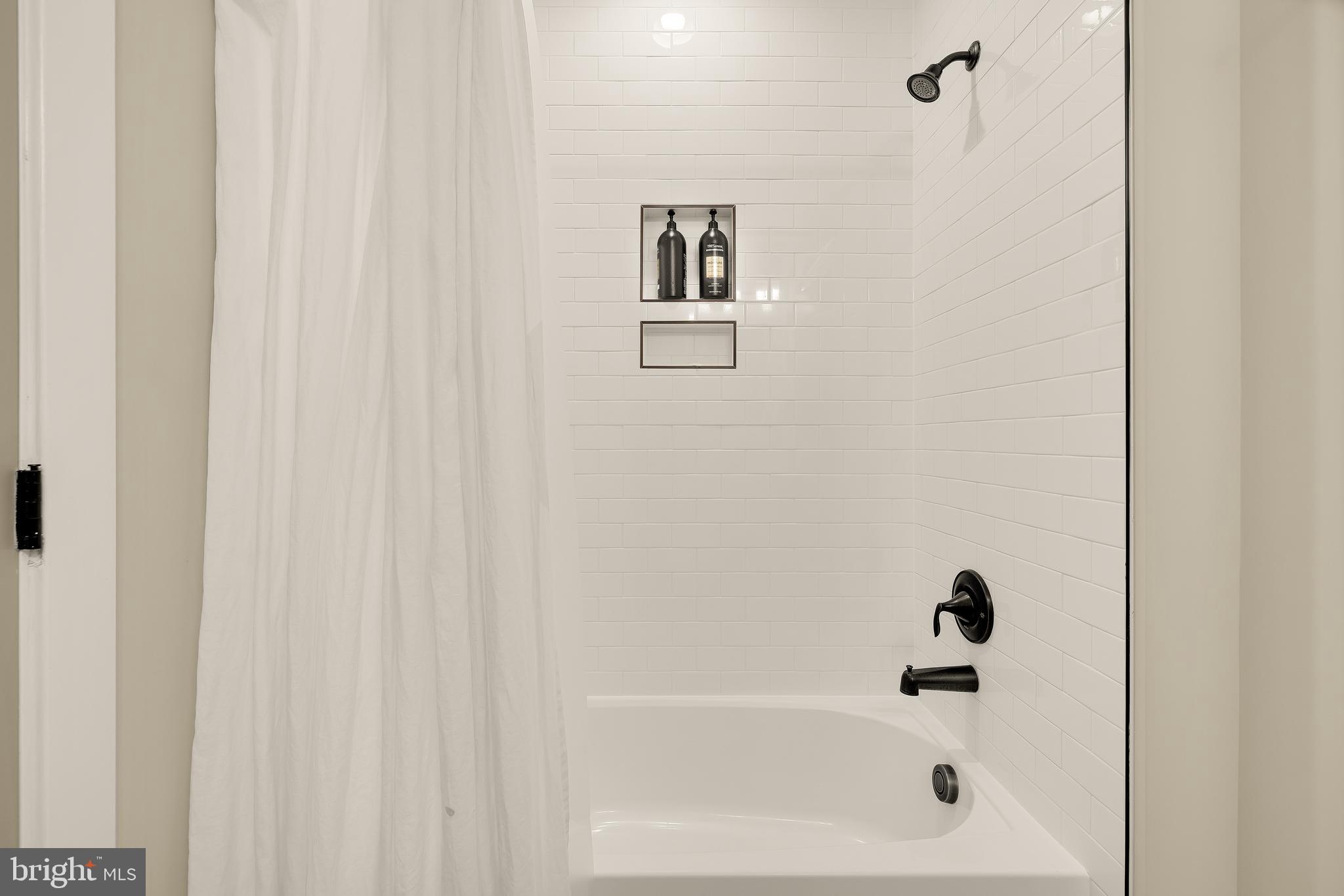 12650 Popes Head Road Clifton, VA 20124 - Photo 58 of 69 a bathroom with a tub