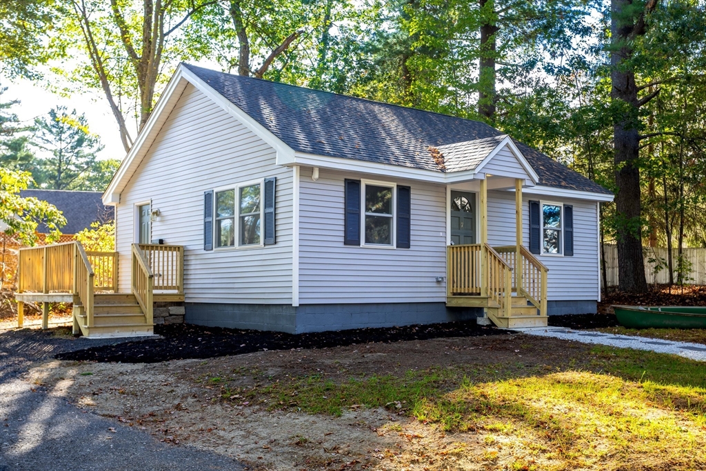 a view of a house with a yard