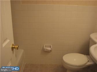 3476 Vinton Road Philadelphia, PA 19154 - Photo 8 of 12 Bathroom