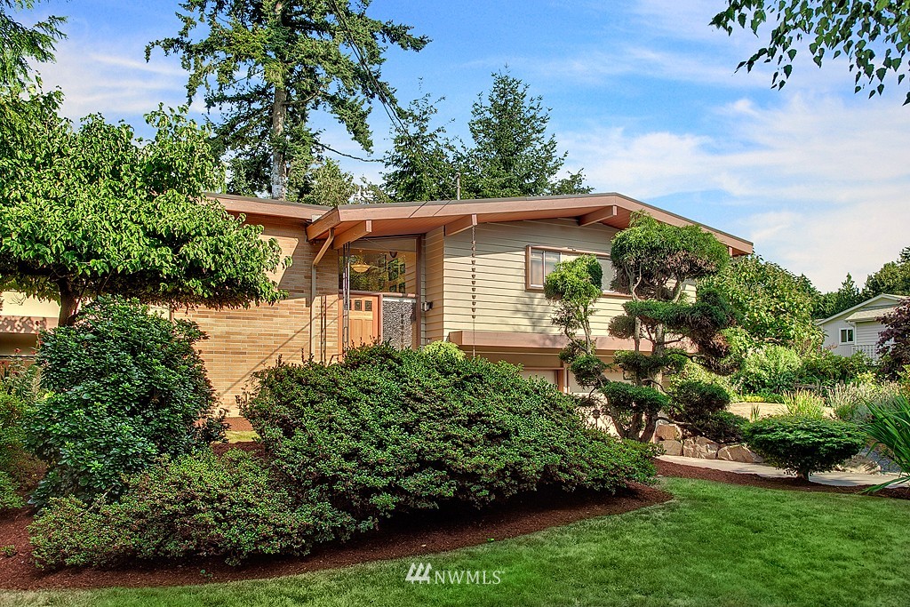 9016 192nd Street Southwest Edmonds, WA 98026 - Photo 2 of 25 Gallery Image 2