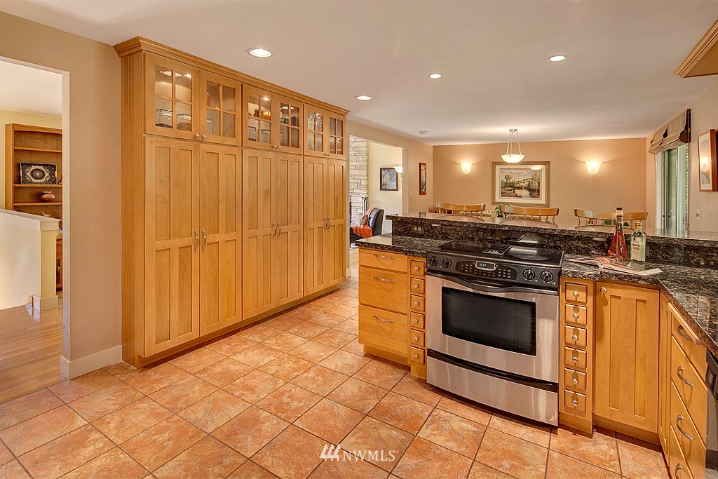 9016 192nd Street Southwest Edmonds, WA 98026 - Photo 7 of 25 Gallery Image 7