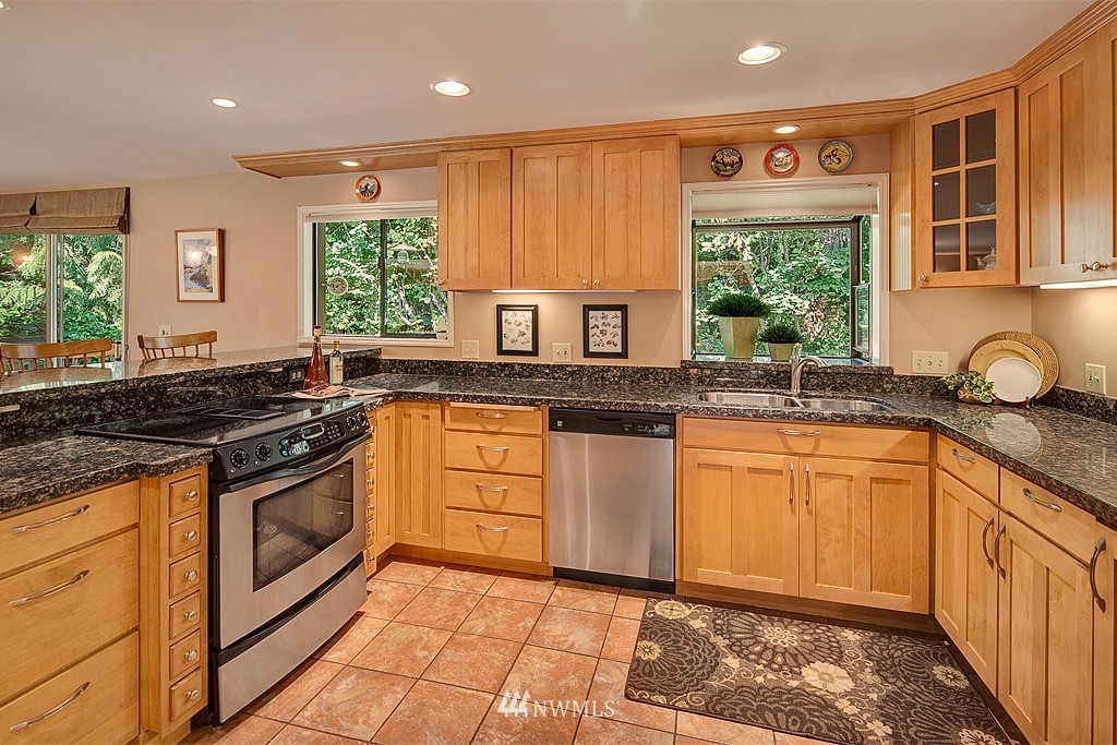 9016 192nd Street Southwest Edmonds, WA 98026 - Photo 8 of 25 Gallery Image 8