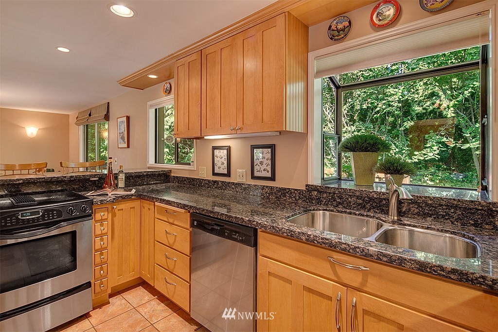 9016 192nd Street Southwest Edmonds, WA 98026 - Photo 9 of 25 Gallery Image 9