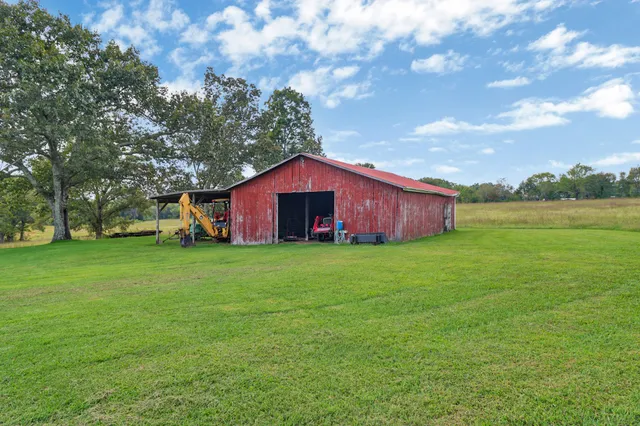 a view of a house with backyard and garden