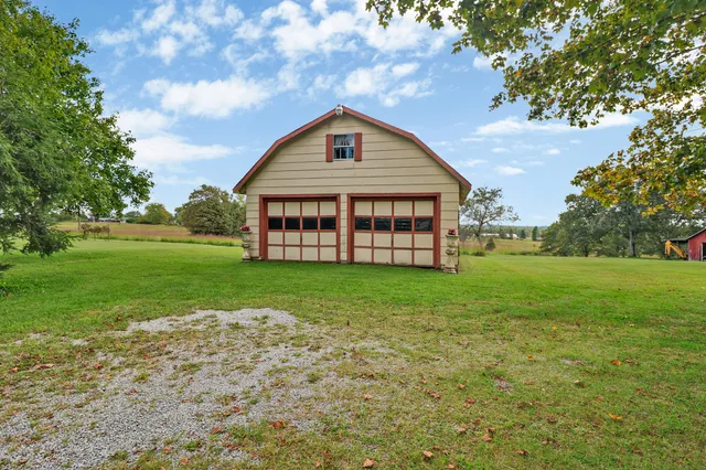 a view of a house with backyard and garden