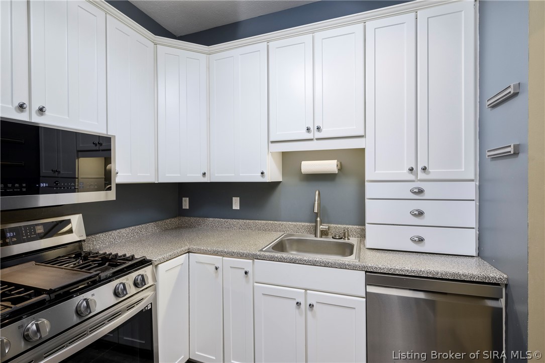 2900 Middle Road, Unit 27 Jeffersonville, IN 47130 - Photo 12 of 26 New appliances!