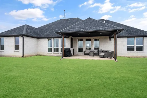 a view of a house with backyard and garden