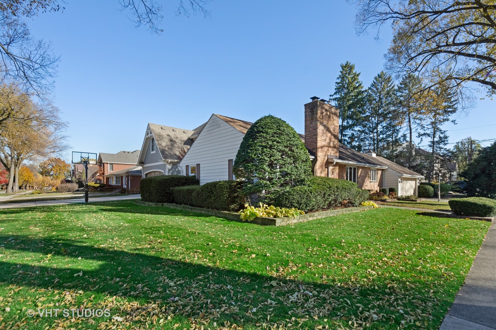 457 Utley Road Elmhurst, IL 60126 - Photo 3 of 23 a view of a garden with a house in the background