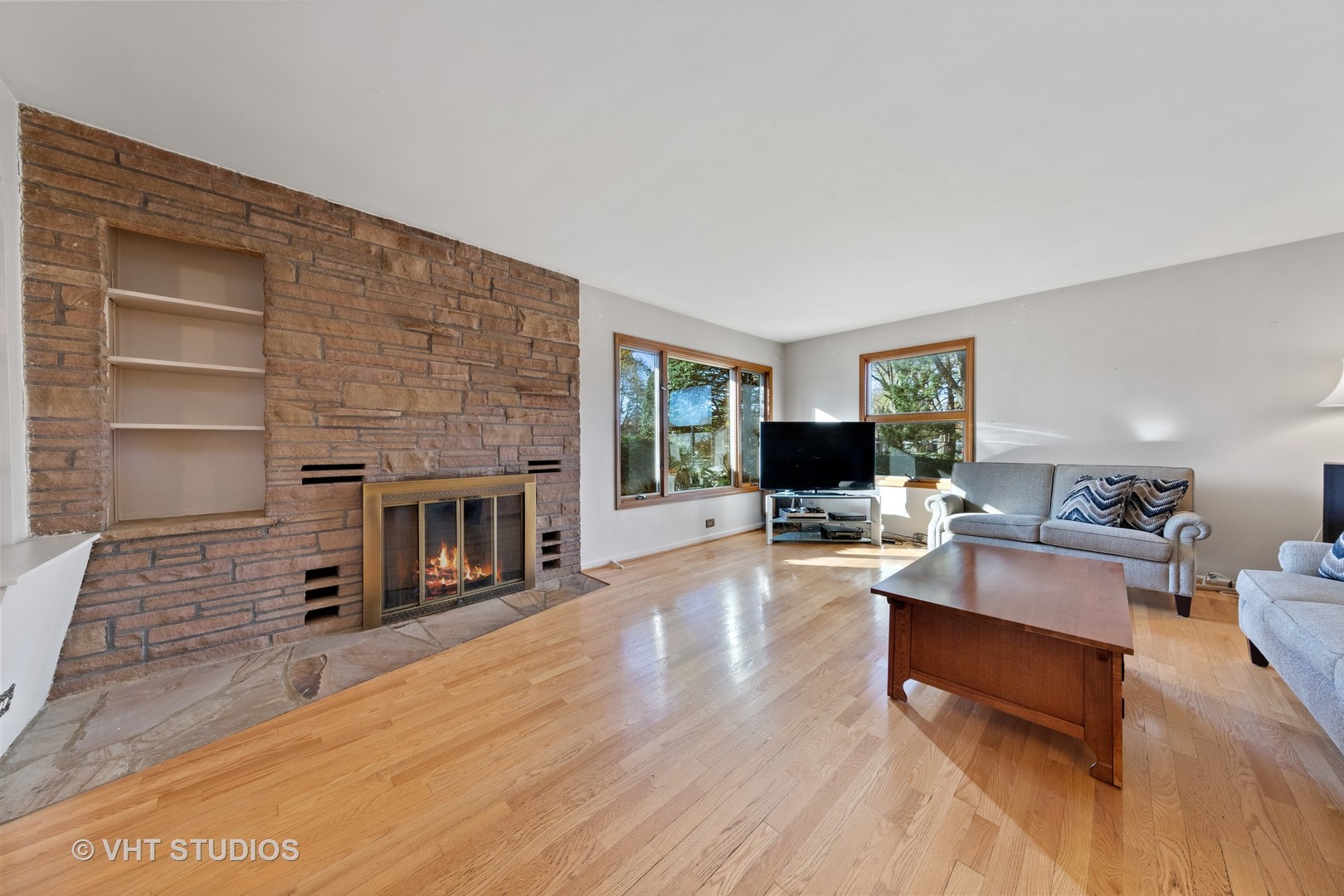 457 Utley Road Elmhurst, IL 60126 - Photo 4 of 23 a living room with furniture and a fireplace