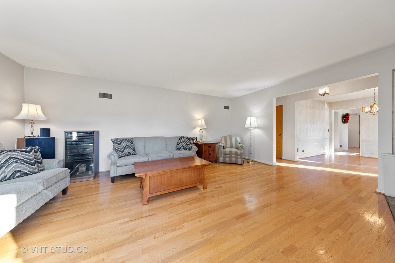 457 Utley Road Elmhurst, IL 60126 - Photo 6 of 23 a spacious bedroom with a bed a lamp on desk and a lamp