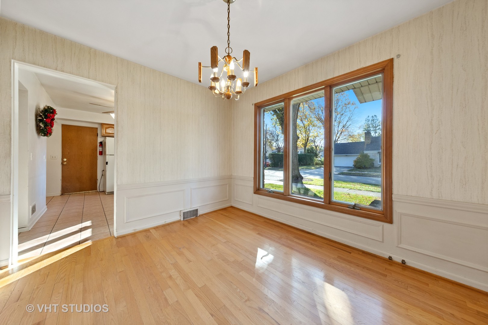 457 Utley Road Elmhurst, IL 60126 - Photo 7 of 23 a view of livingroom with window